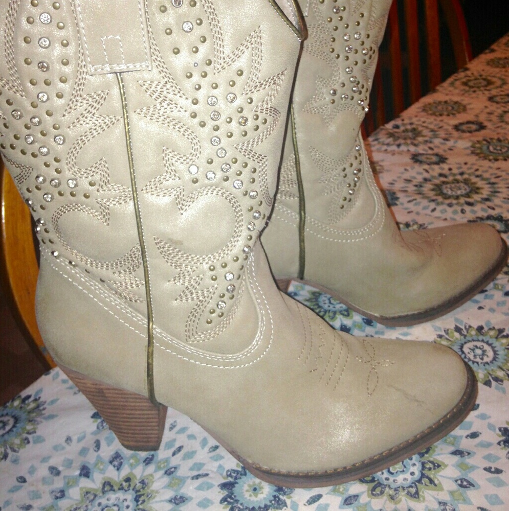 Size 9 women's tan embellished western boots